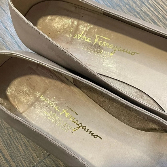 Salvatore Ferragamo Vara Bow Leather Pumps size 11 - Picture 10 of 13